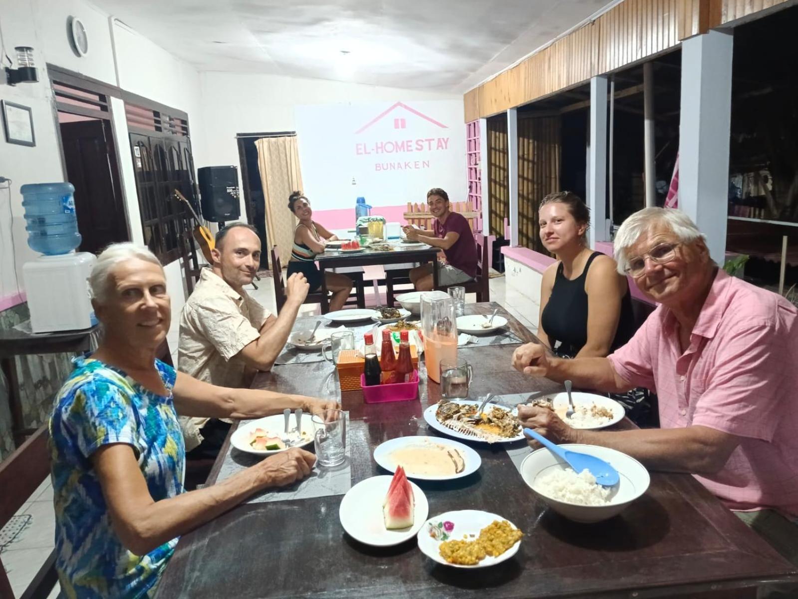 El Homestay Bunaken Bagian luar foto